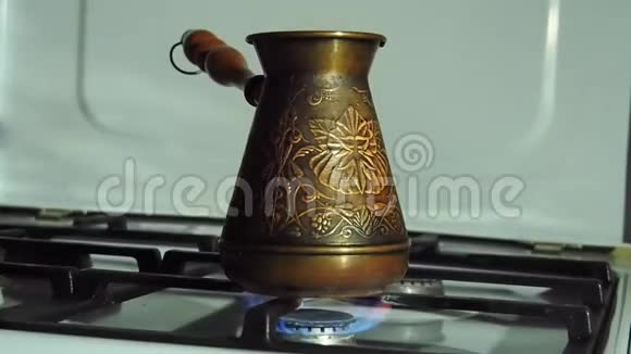 咖啡杯着火了煤气炉上是一个铜刻的土耳其人咖啡冲泡机烧火的白气炉慢动作视频的预览图