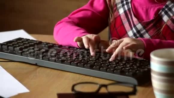小女孩在办公室用键盘打字视频的预览图