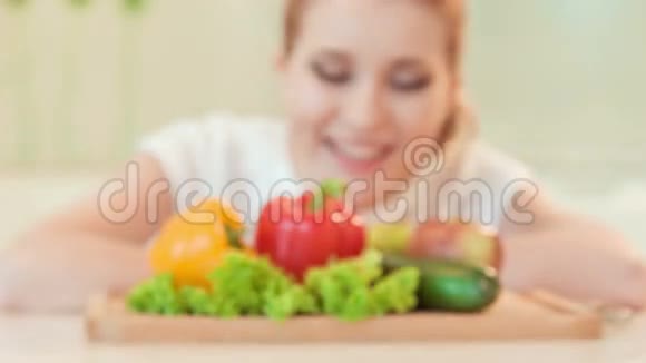 一位年轻女性她喜欢吃蔬菜视频的预览图