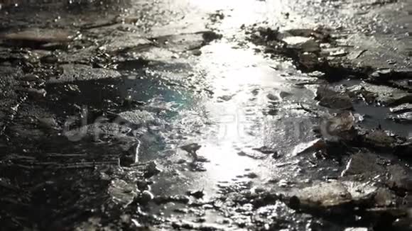 破碎的裂缝冻结了冰封的水的自然景观视频的预览图