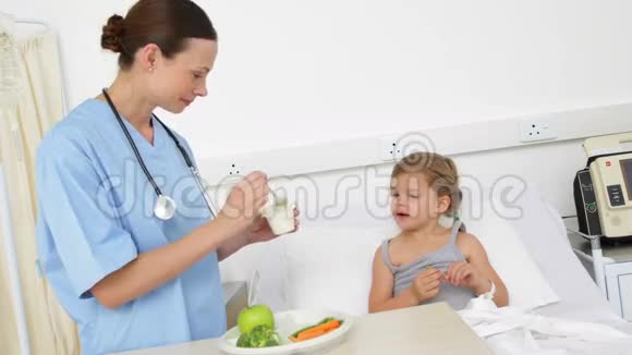 护士给生病的小女孩喂床视频的预览图