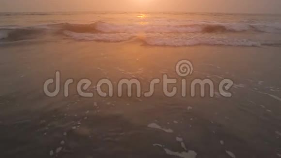 五颜六色的日落在海洋海滩上视频的预览图