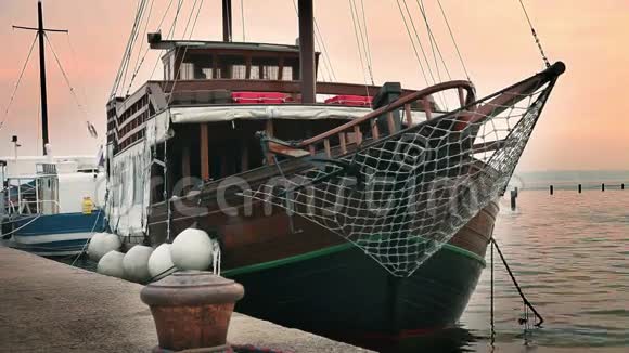 停泊在港口的旧渔船视频的预览图