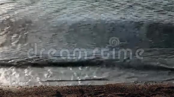 两个孩子在海边跑步视频的预览图
