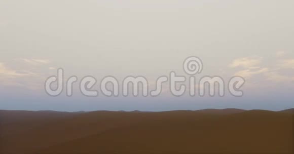 黄昏时4k云飞过沙漠和沙丘视频的预览图