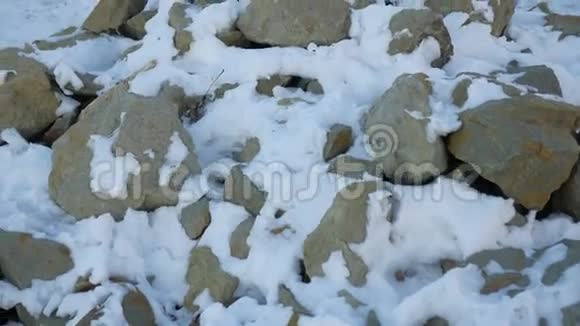 积雪背景下的花岗岩石块视频的预览图