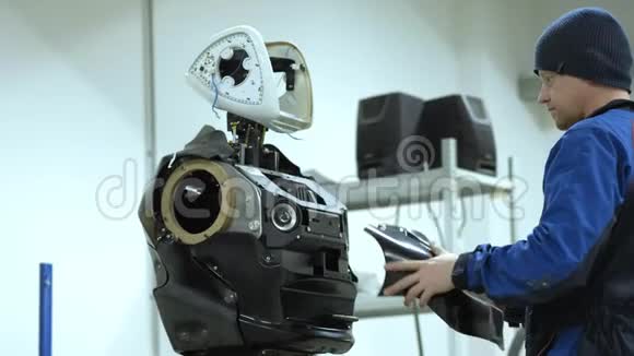 现代机器人技术工程师创建了一个现代机器人或Android生产和制造机器人视频的预览图