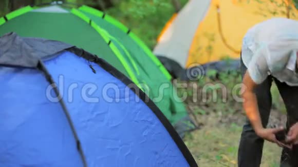 在山林中安装野营装置视频的预览图