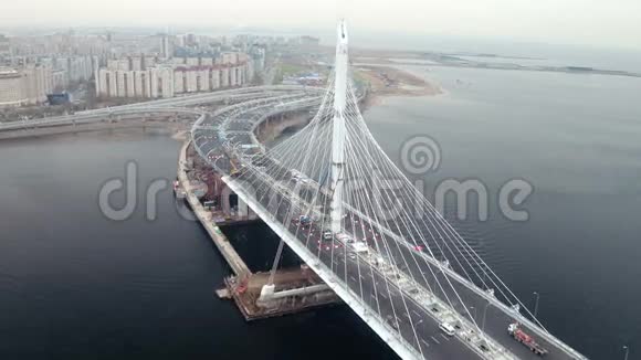 在海和城市的背景下现代电缆的近距离空中拍摄停留在涅瓦河上的桥梁上视频的预览图