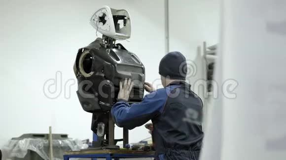 现代机器人技术工程师创建了一个现代机器人或Android生产和制造机器人视频的预览图