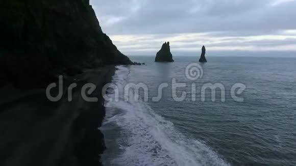 海滩上有黑色火山沙的波浪景观安德列夫视频的预览图