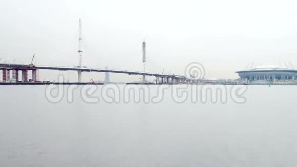 近航拍摄的现代电缆停留桥跨越涅瓦河的背景海洋和建设视频的预览图