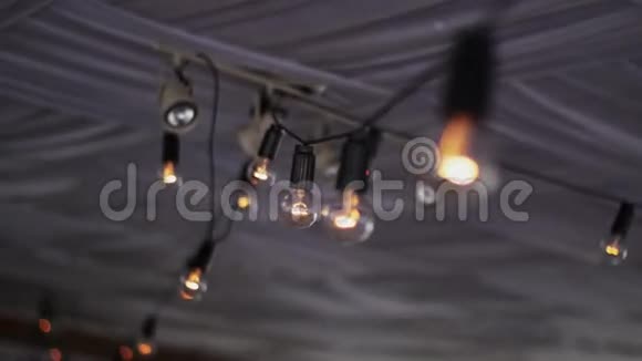 夏季餐厅露台上的照明灯泡闪闪发光视频的预览图