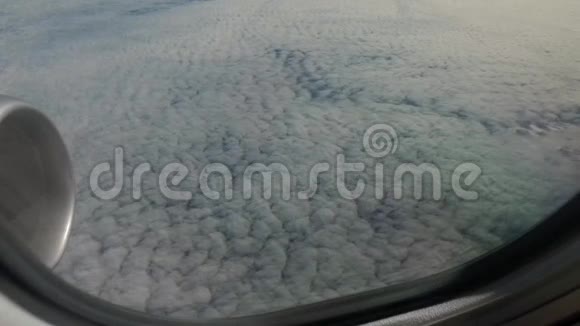 从云层上方飞行的飞机视频的预览图