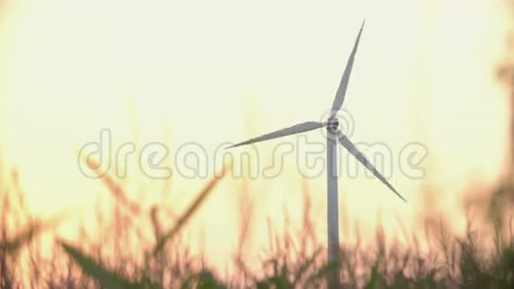 日落时风力涡轮机绿色能源视频的预览图