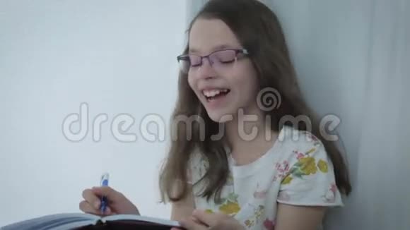 情绪化的小女孩戴着眼镜对着窗户笑视频的预览图