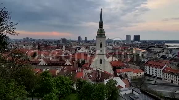 布拉迪斯拉发斯洛伐克旧市中心视频的预览图