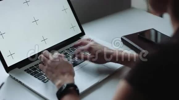在笔记本电脑上工作的科学家的后视图视频的预览图