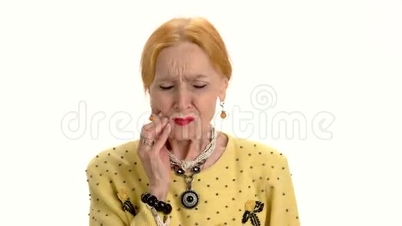 牙疼的老妇人视频的预览图