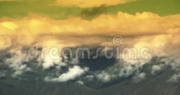 在西藏的山顶和山谷上翻滚着4k的时间推移的蓬松的粉红色云视频的预览图