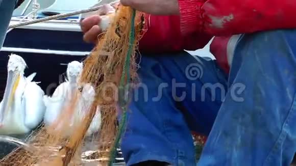 渔民修理鱼网捕鱼线视频的预览图