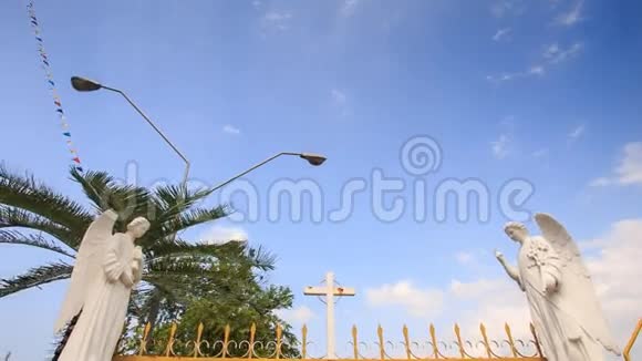 棕榈教堂与十字神雕像的大门视频的预览图