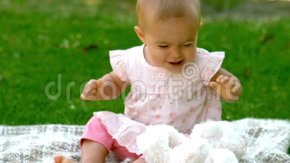 快乐的宝宝在公园的毯子上笑视频的预览图