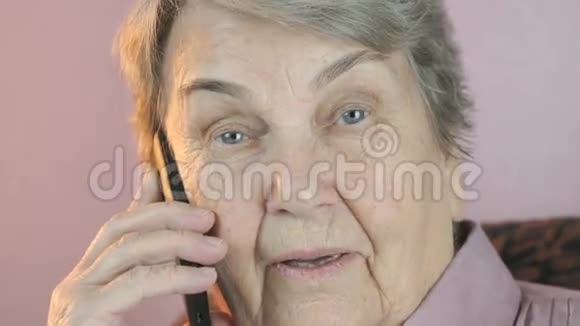 老妇人微笑地在手机上交谈关门视频的预览图