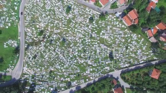 从空中俯瞰波斯尼亚墓地视频的预览图