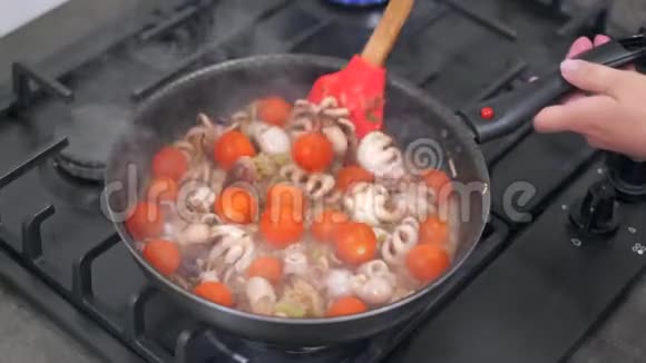 八爪鱼海鲜配菜煎锅视频的预览图