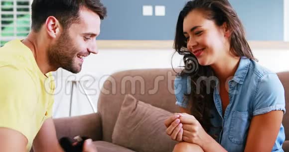 男人给客厅里的女人献上订婚戒指视频的预览图
