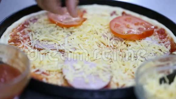 做饭准备披萨一层番茄视频的预览图