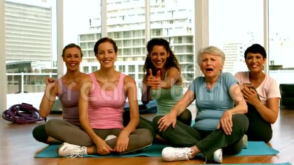 健身室的一群女人竖起大拇指视频的预览图