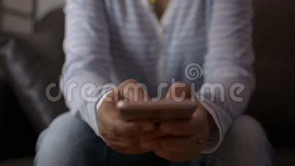 关闭手机智能手机上的女性手短信进行通信视频的预览图
