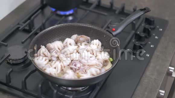 章鱼宝宝和蔬菜煎锅烹饪视频的预览图