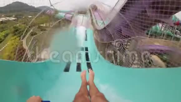 水滑滑梯充气环上的人带着滑梯下水慢动作视频的预览图
