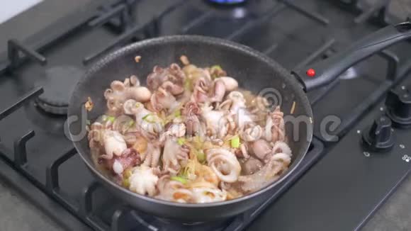 八爪鱼宝宝和炒菜锅视频的预览图