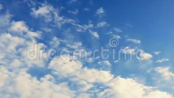 云团在午后的天空中移动视频的预览图