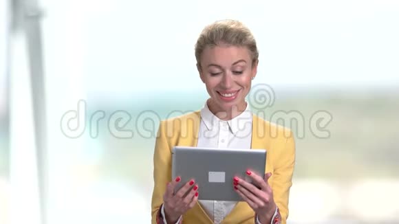 快乐商务女性使用平板电脑的肖像视频的预览图