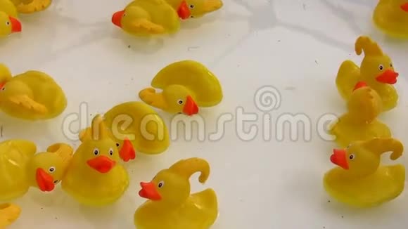 玩具鸭子漂浮在水中视频的预览图