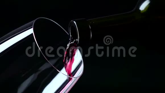 红酒倒在杯子里黑色特写慢镜头视频的预览图
