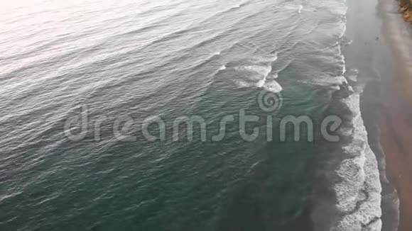 加州海岸外的海浪视频的预览图