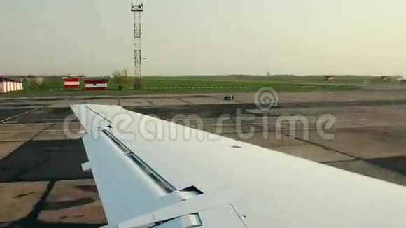 飞机在跑道上的时间间隔视频的预览图
