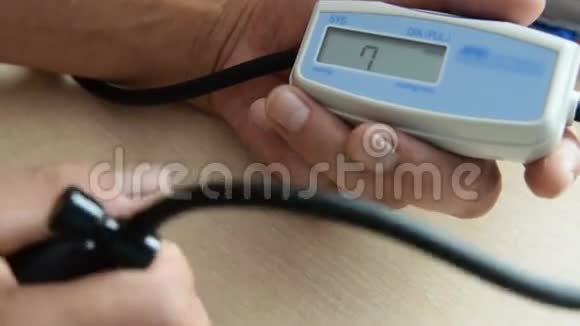 在家测量血压的人视频的预览图