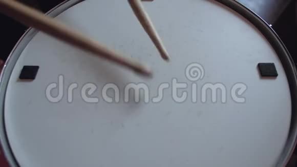 鼓手在圈套鼓上用棍棒演奏视频的预览图