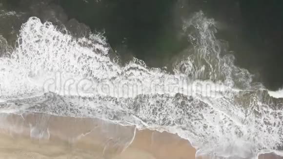 加州海岸外的海浪视频的预览图
