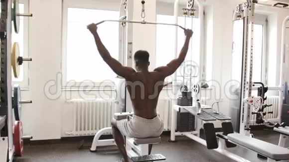 男人在健身房训练视频的预览图