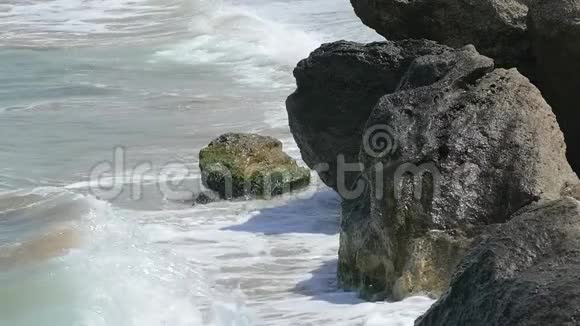 巨大的巨石在海边靠近视频的预览图