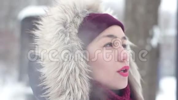 美丽的年轻女孩在冬天的森林里喝咖啡视频的预览图