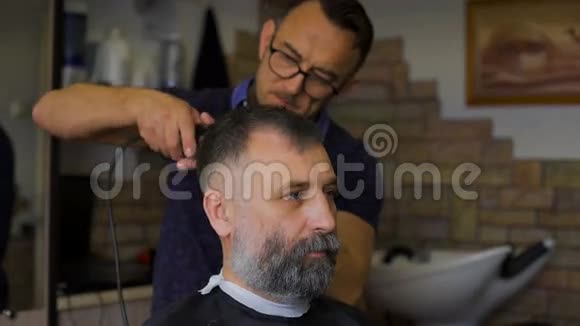 时尚的Barber负责理发年老的客户留着白发和胡须视频的预览图